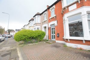 4 bedroom Houses to rent in Kimberley Avenue Ilford