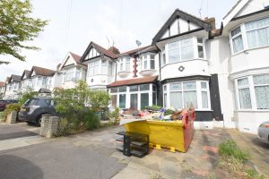 4 bedroom Houses to rent in Queenborough Gardens Ilford